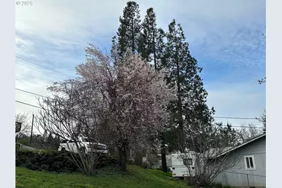 1387 NW Grove St, Roseburg, OR 97471 - Photo 8