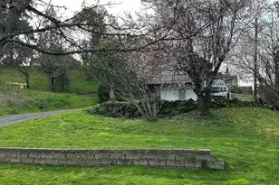 1387 NW Grove St, Roseburg, OR 97471 - Photo 4