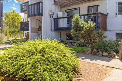 1337 10th Ave, Longview, WA 98632 - Photo 2