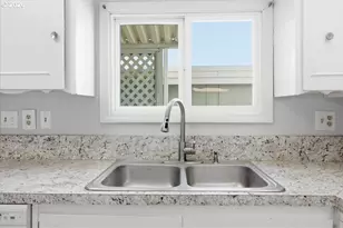 5422 Portland Rd NE, Salem, OR 97305 - Photo 10