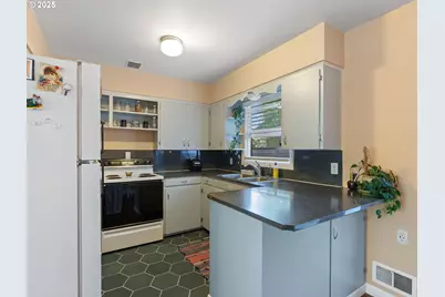 5425 N Syracuse St, Portland, OR 97203 - Photo 10