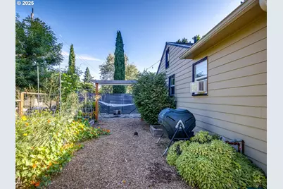 5425 N Syracuse St, Portland, OR 97203 - Photo 22