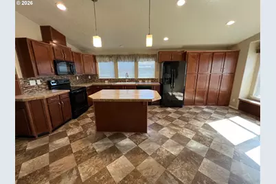1207 E 10th, The Dalles, OR 97058 - Photo 2