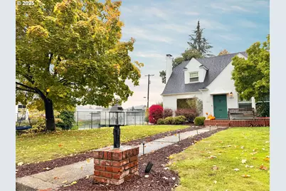342 W Chapman Ave, Roseburg, OR 97470 - Photo 2