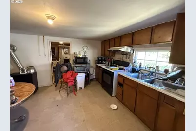 813 NE Broadway St, Myrtle Creek, OR 97457 - Photo 4