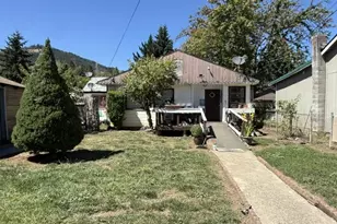 813 NE Broadway St, Myrtle Creek, OR 97457 - Photo 1