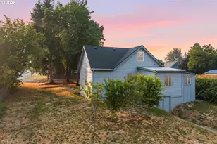 146 D St, Woodburn, OR 97071 - Photo 2