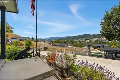 895 Valley Vista St, Sutherlin, OR 97479 - Photo 2