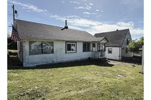 827 E 11th St, Coquille, OR 97423 - Photo 4