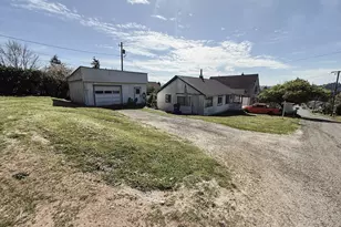 827 E 11th St, Coquille, OR 97423 - Photo 8