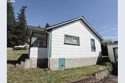 827 E 11th St, Coquille, OR 97423 - Photo 6