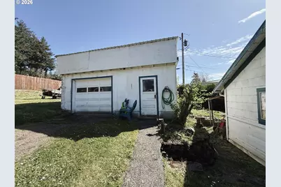 827 E 11th St, Coquille, OR 97423 - Photo 12