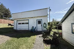 827 E 11th St, Coquille, OR 97423 - Photo 12