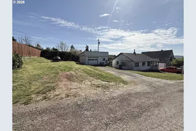 827 E 11th St, Coquille, OR 97423 - Photo 44