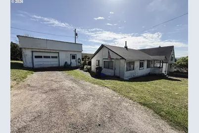 827 E 11th St, Coquille, OR 97423 - Photo 2