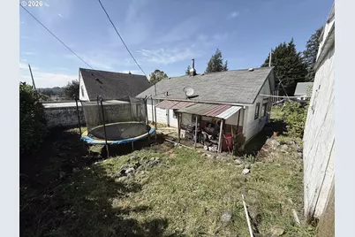 827 E 11th St, Coquille, OR 97423 - Photo 10