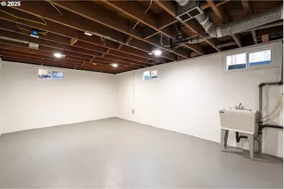 11129 SE Stark St, Portland, OR 97216 - Photo 14