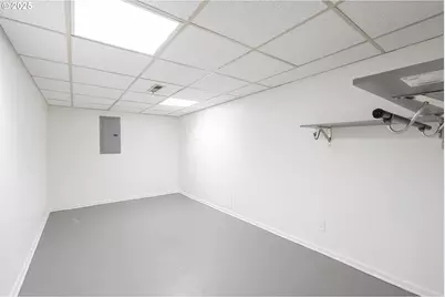 11129 SE Stark St, Portland, OR 97216 - Photo 18