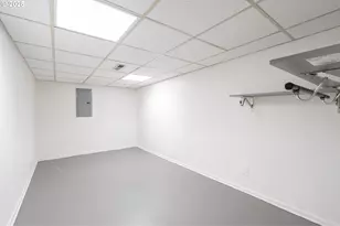 11129 SE Stark St, Portland, OR 97216 - Photo 18