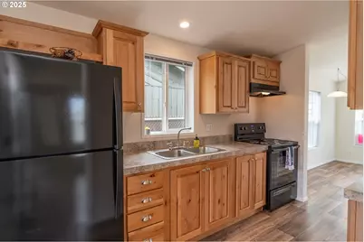 201 NE Peggy Ave #11, Roseburg, OR 97470 - Photo 8