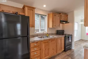 201 NE Peggy Ave, Roseburg, OR 97470 - Photo 8