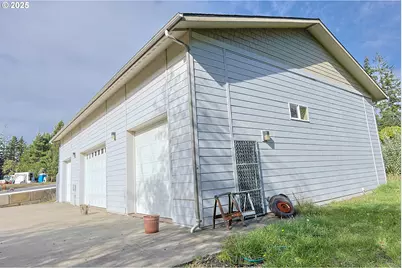 565 Lindy Ln, Coos Bay, OR 97420 - Photo 8