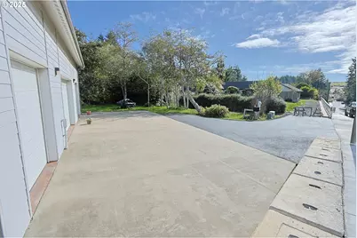 565 Lindy Ln, Coos Bay, OR 97420 - Photo 20