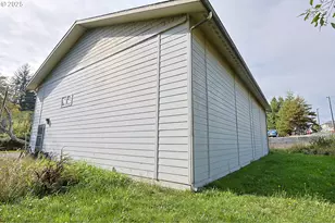 565 Lindy Ln, Coos Bay, OR 97420 - Photo 16