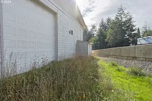 565 Lindy Ln, Coos Bay, OR 97420 - Photo 18