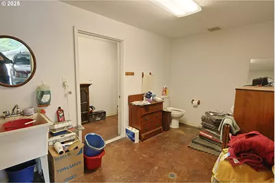 565 Lindy Ln, Coos Bay, OR 97420 - Photo 14