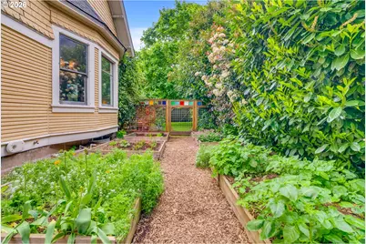 6326 N Commercial Ave, Portland, OR 97217 - Photo 38