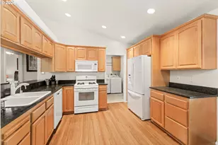 2660 SW Hume Ct, Portland, OR 97219 - Photo 6