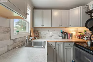993 Salmon Ave, Coos Bay, OR 97420 - Photo 2