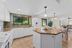 23520 NE Holladay Pl, Wood Village, OR 97060 - Photo 8