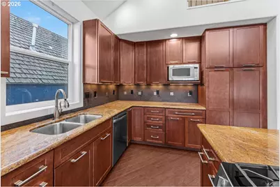 11700 N Island Cove Ln, Portland, OR 97217 - Photo 12