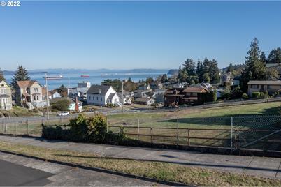 8 Irving St, Astoria, OR 97103 - Photo 1