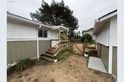 1992 18th St, Florence, OR 97439 - Photo 8