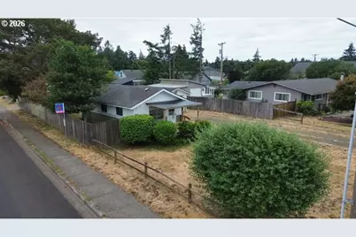 1992 18th St, Florence, OR 97439 - Photo 4
