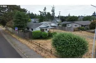 1992 18th St, Florence, OR 97439 - Photo 4