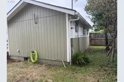 1992 18th St, Florence, OR 97439 - Photo 10