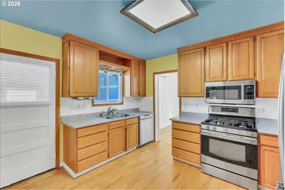 9224 N Polk Ave, Portland, OR 97203 - Photo 8
