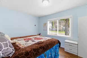 8647 NE Schuyler St, Portland, OR 97220 - Photo 14