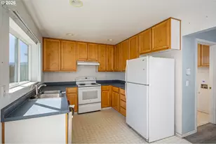 207 35th St, Springfield, OR 97478 - Photo 6