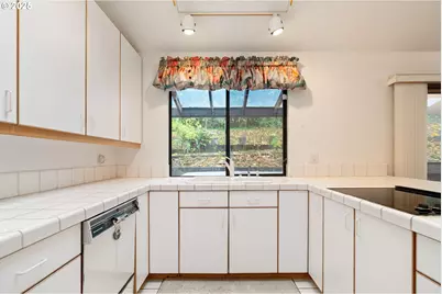 9411 SW 62nd Dr, Portland, OR 97219 - Photo 18