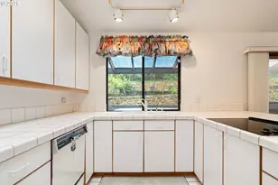 9411 SW 62nd Dr, Portland, OR 97219 - Photo 18