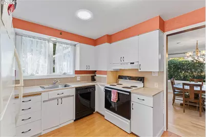 2668 SW Hume Ct, Portland, OR 97219 - Photo 12