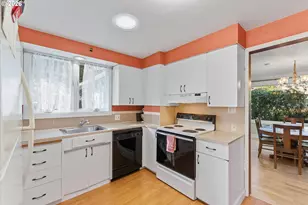 2668 SW Hume Ct, Portland, OR 97219 - Photo 12