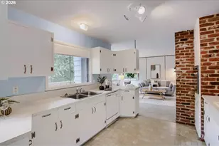 8015 SW Fairway Dr, Portland, OR 97225 - Photo 10