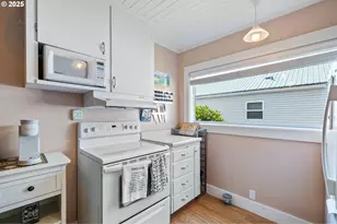 210 Cypress Ave, Garibaldi, OR 97118 - Photo 10