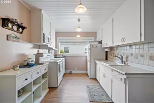 210 Cypress Ave, Garibaldi, OR 97118 - Photo 8